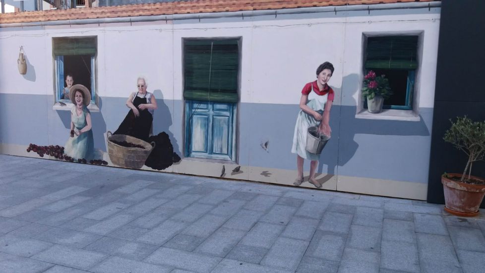 Bella estampa en una pared. 