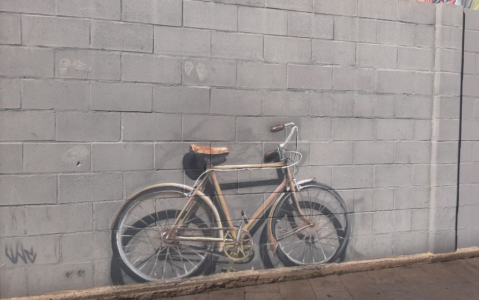 bicicleta aparcada en la pared