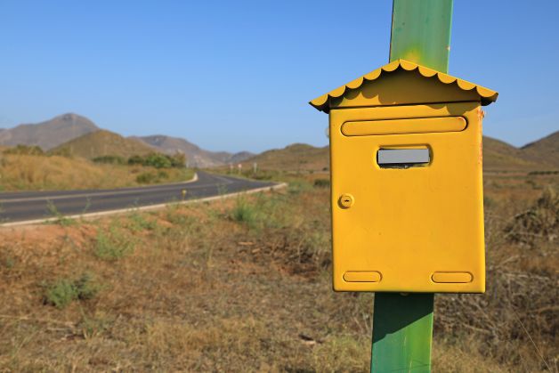 buzón de carretera amarillo