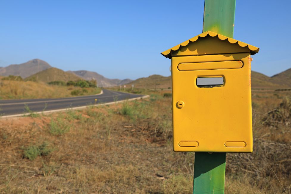 buzón de carretera amarillo
