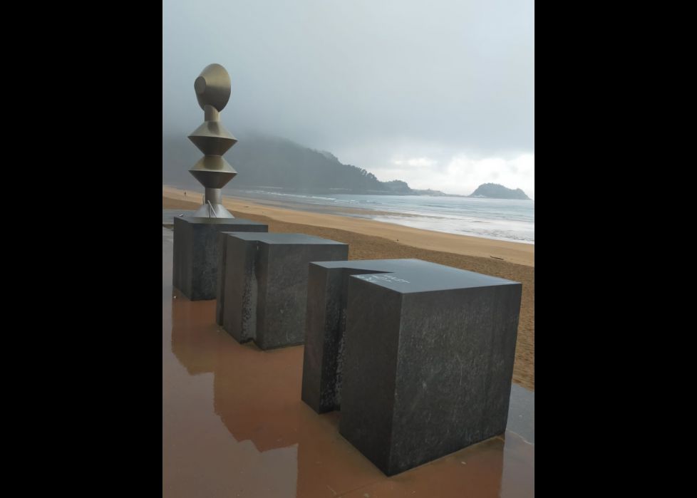 La Dama mirando al horizonte