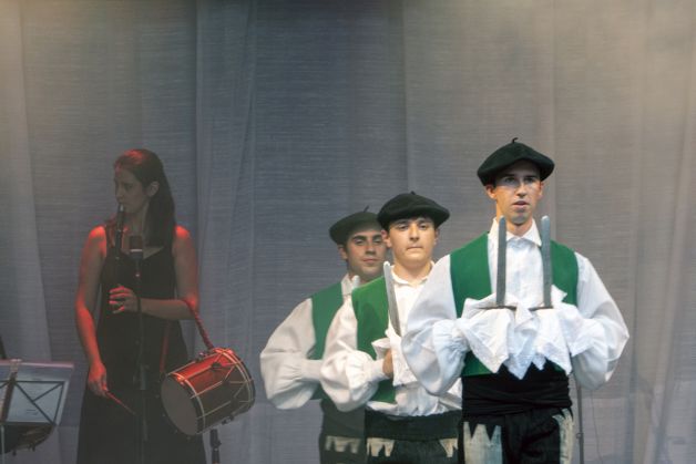 Dantzariak eta txistularia