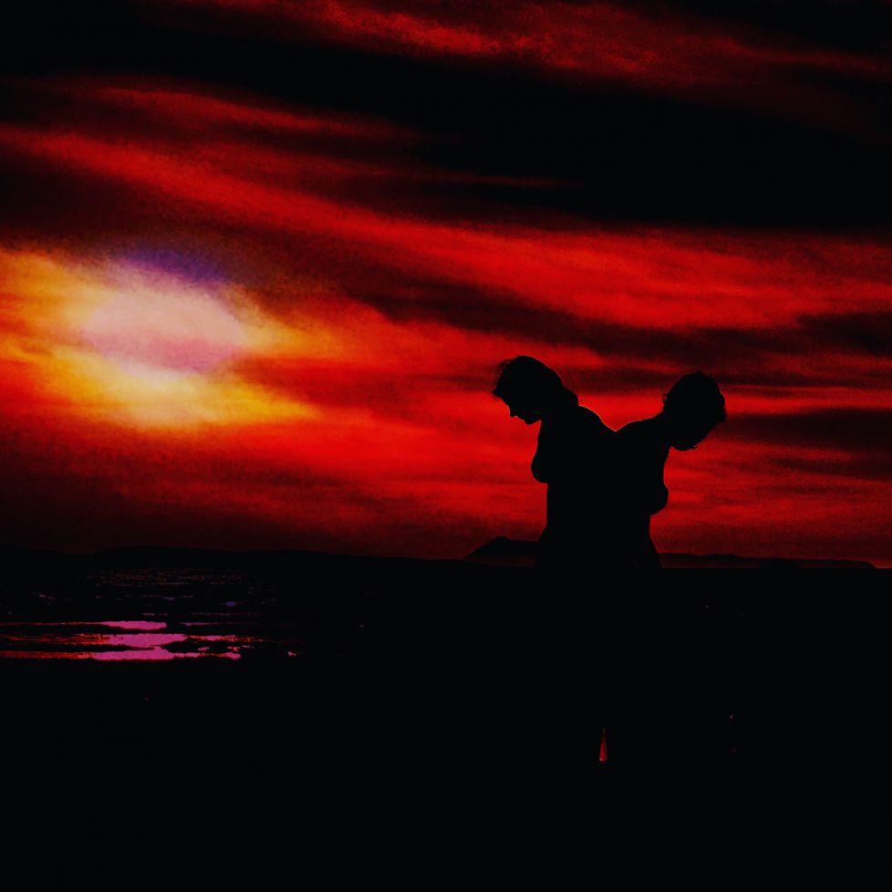 Dos almas y un cuerpo al atardecer