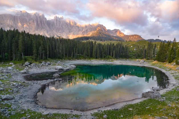 El lago entre montañas