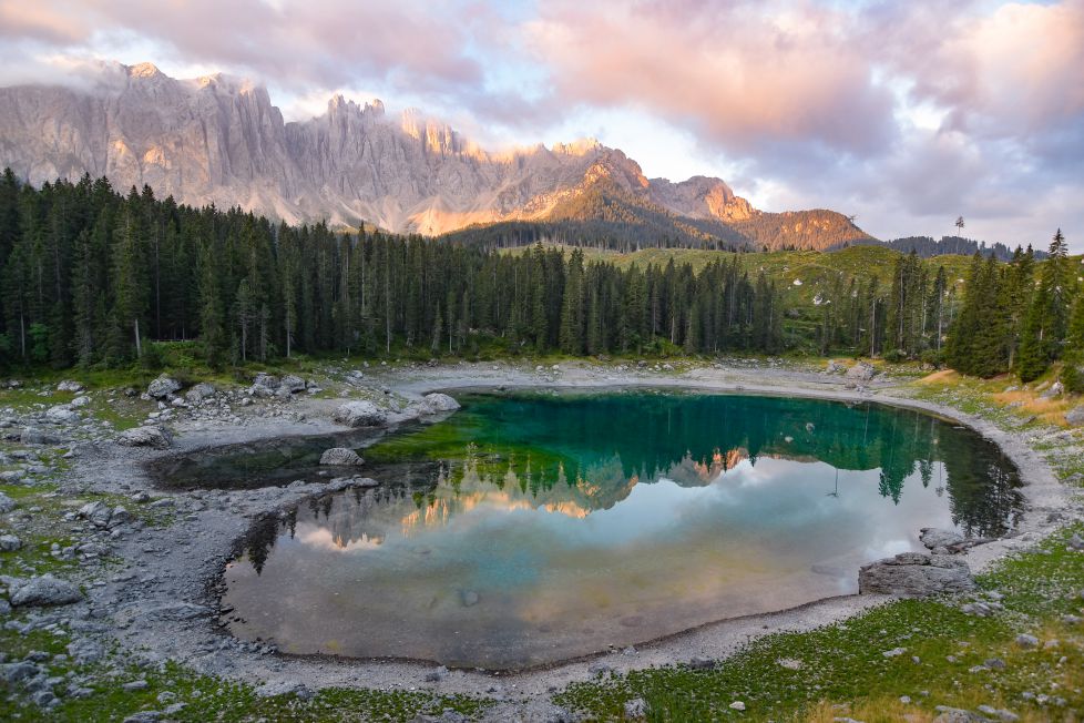 El lago entre montañas