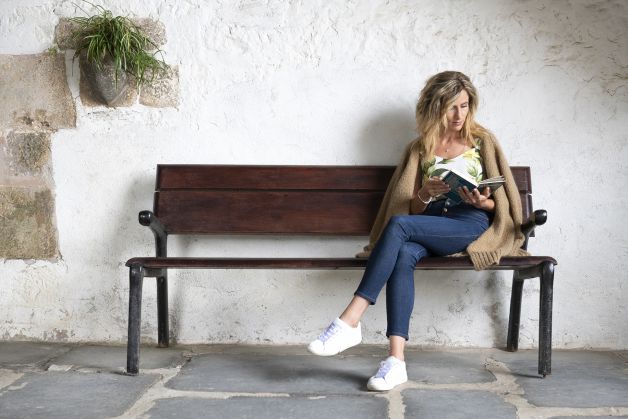 Leyendo en un banco