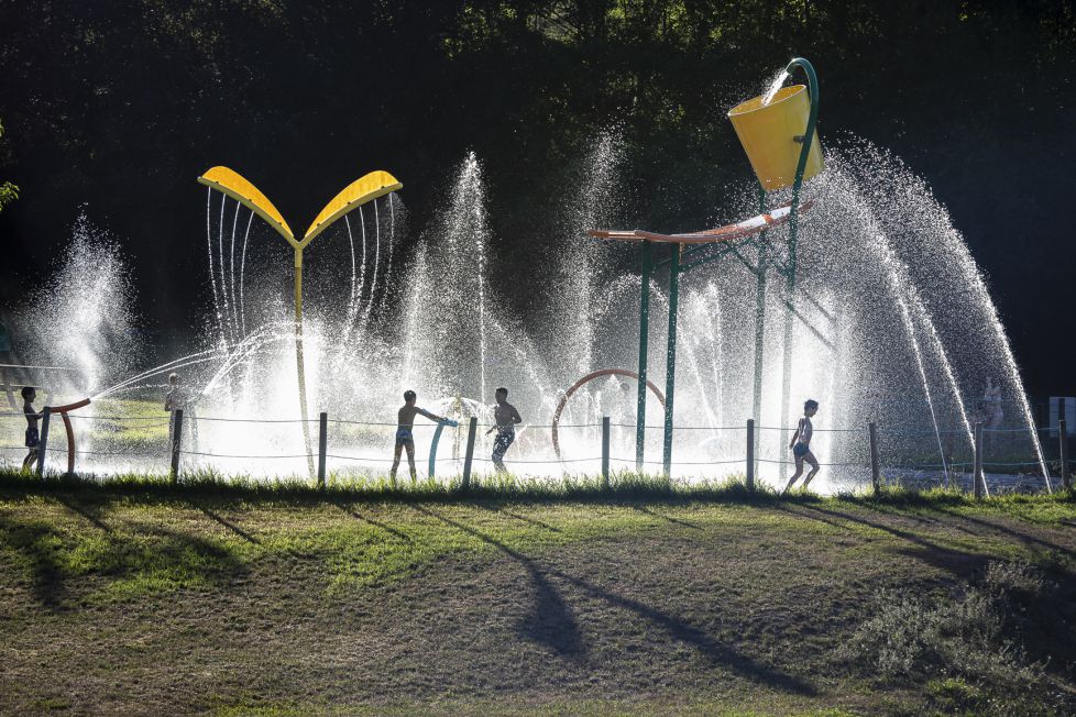  los chavales  disfrutando con los juegos de agua
