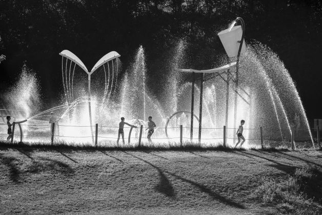los chavales disfrutando con los juegos de agua