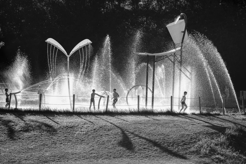 los chavales disfrutando con los juegos de agua