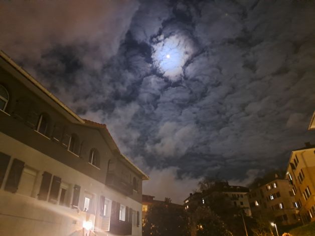 Luna entre nubes