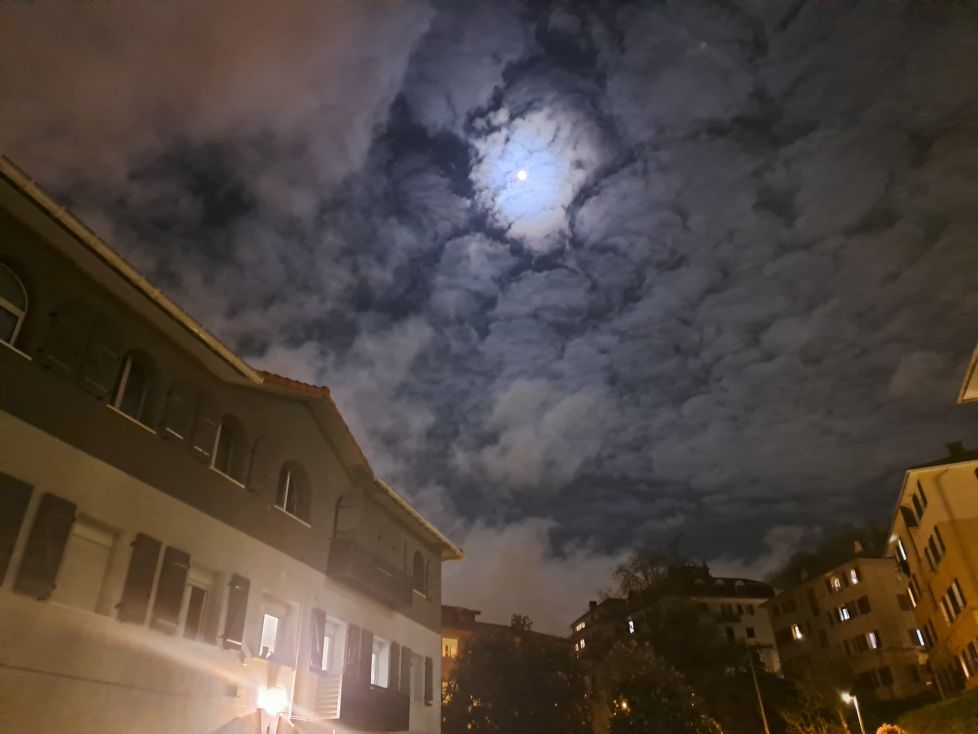 Luna entre nubes