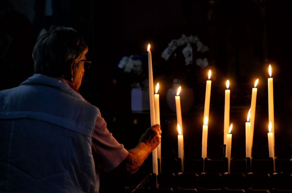 A la luz de las velas.