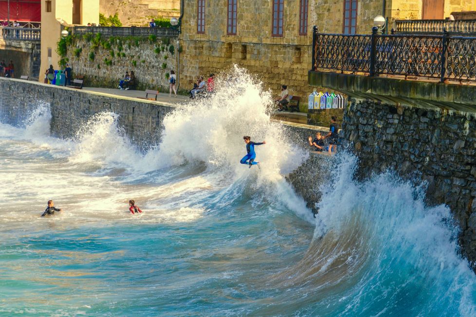 Niños jugando con las olas