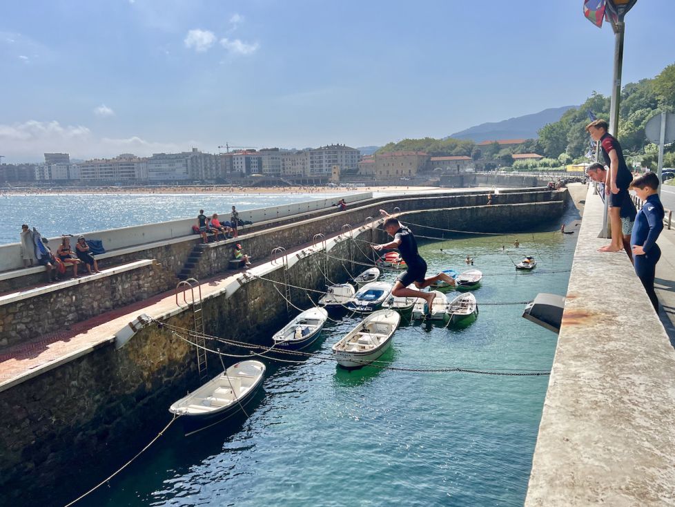 Niños jugando en el puerto de Zarautz ( Hoy a la mañana 24-8-2023