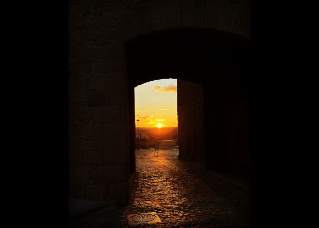La noche se adentra en las Murallas de Avila