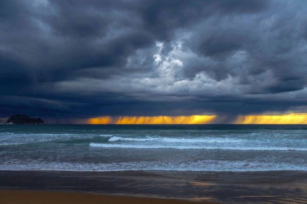 Nubarrones en la playa de Zarautz