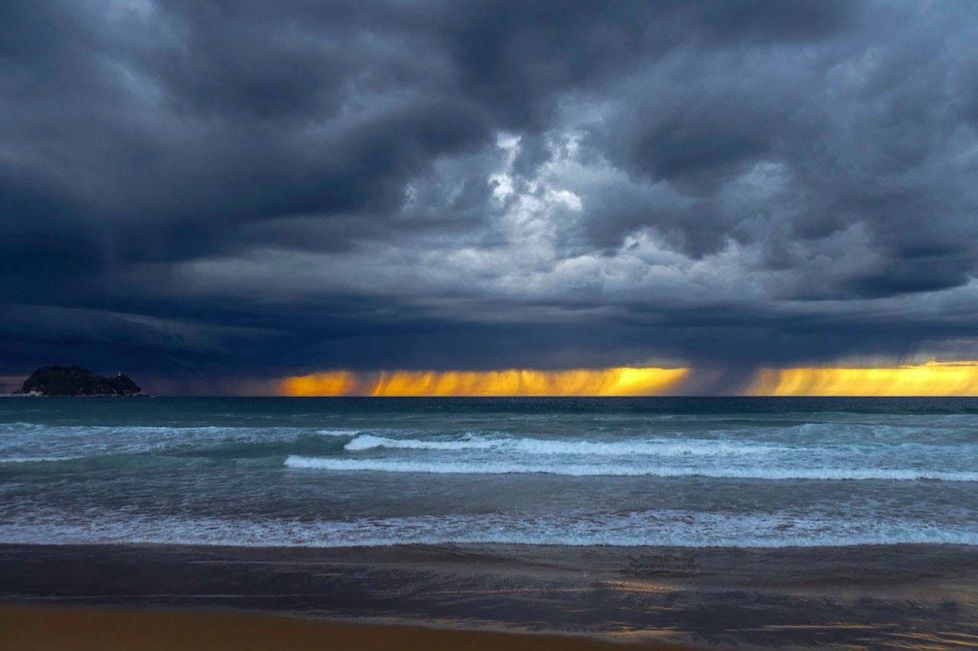 Nubarrones en la playa de Zarautz 