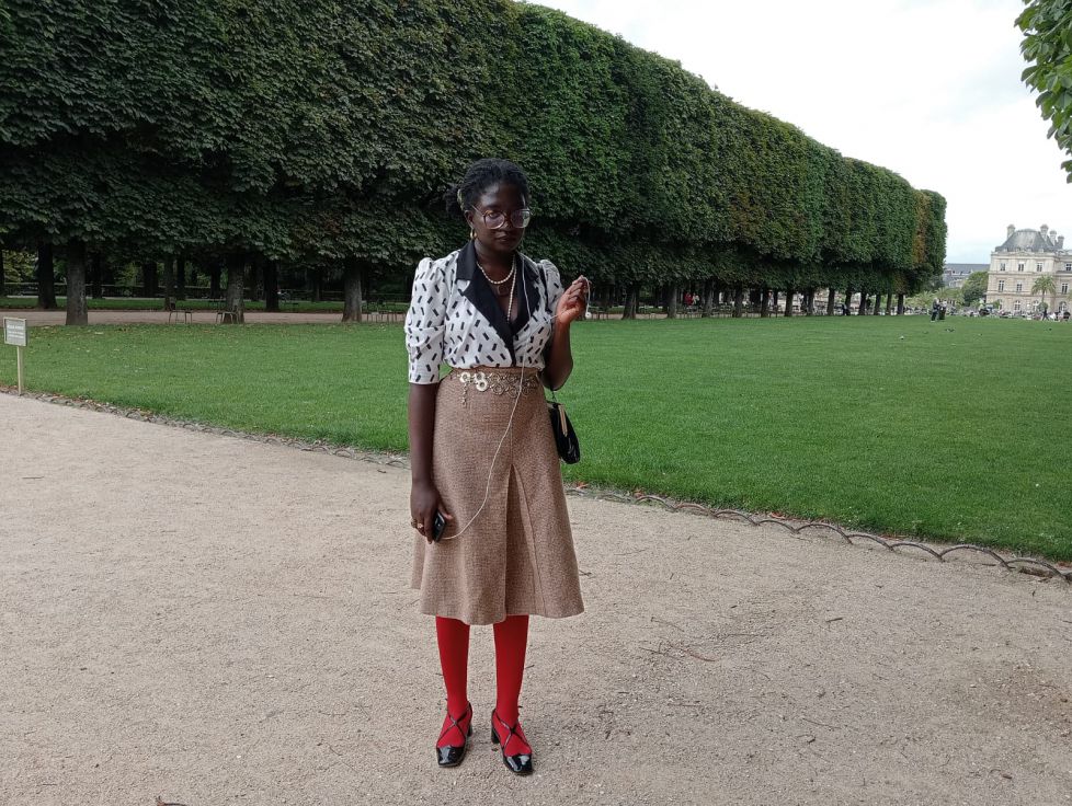 Parisina paseando por el parque de Luxemburgo 