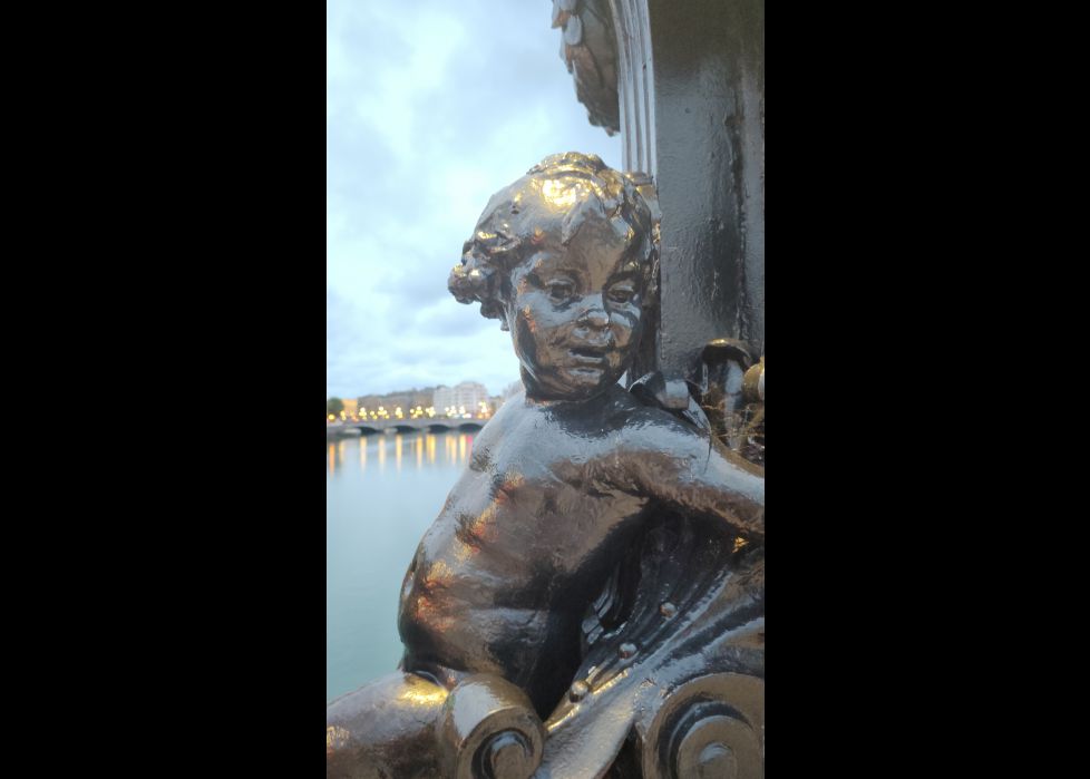 Querubin protege el puente