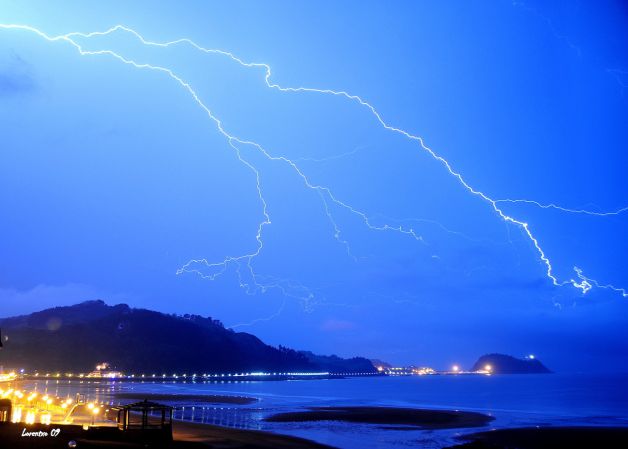 Rayos y truenos en la playa de Zarautz 