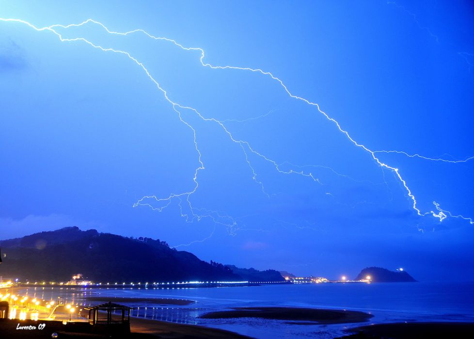 Rayos y truenos en la playa de Zarautz 