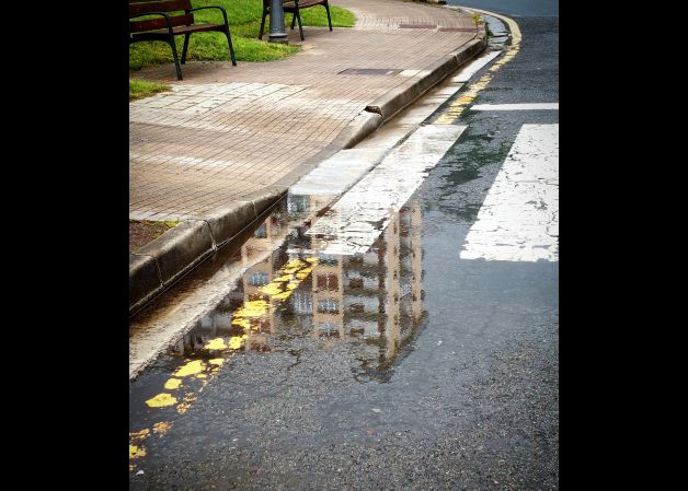 Reflejos del rascacielos de Urretxu 