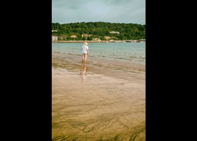 Señora en la orilla