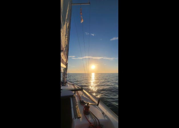 El sol se sumerge en el mar