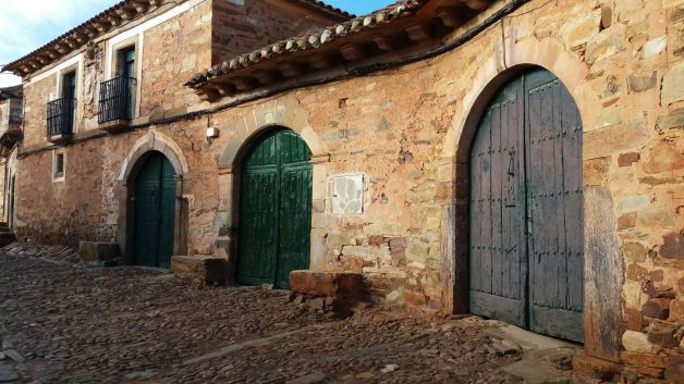 Tres puertas y una calle