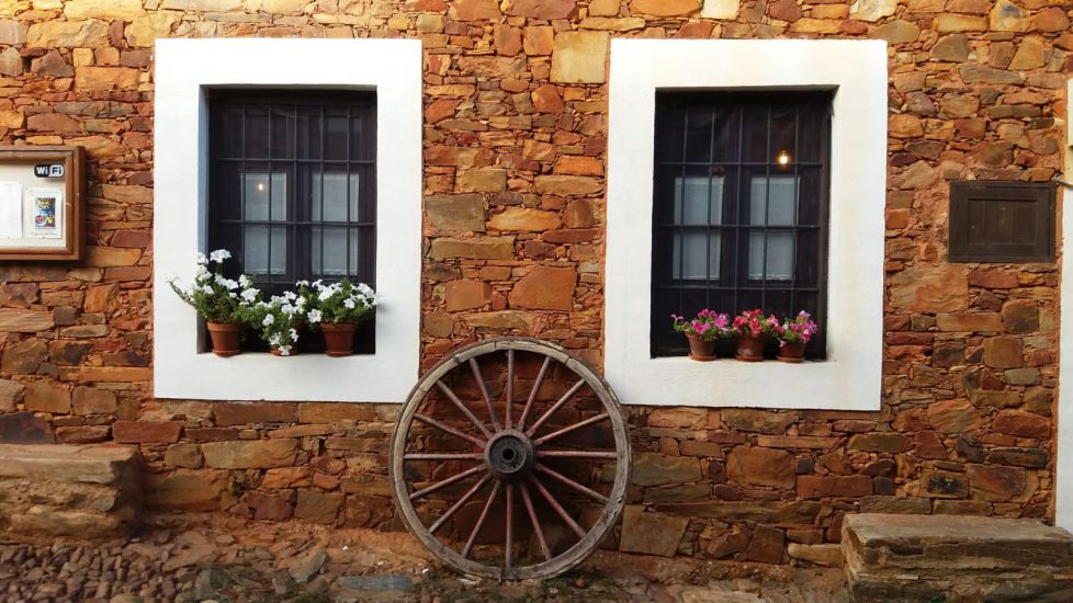 Una rueda y dos ventanas