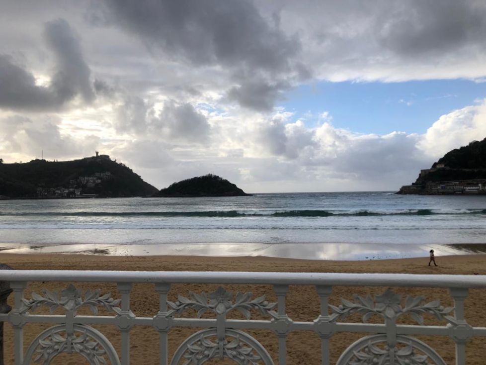 Zerua eta itsasoa bat egiten direnen.