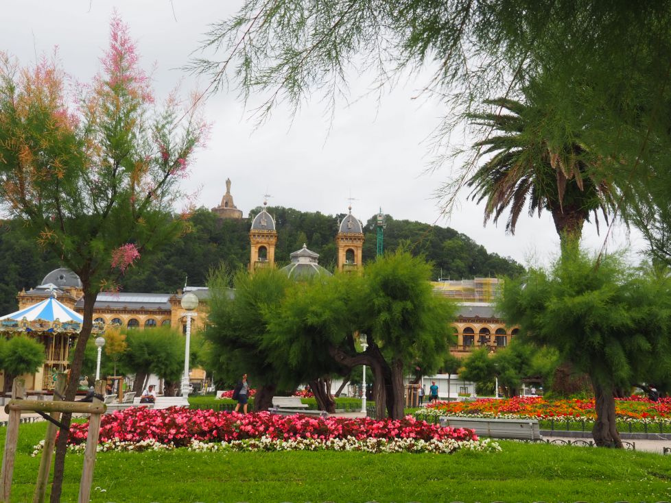 Belleza de arboles y flores en Donostia