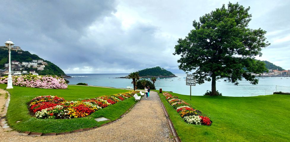 Camino de flores hacia el mar.