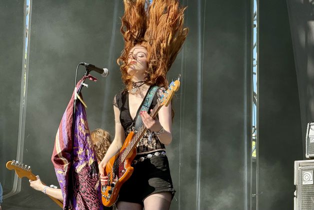 Con los pelos al aire