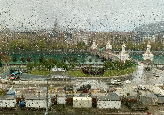 Donosti lluviosa desde  Tabakalera 