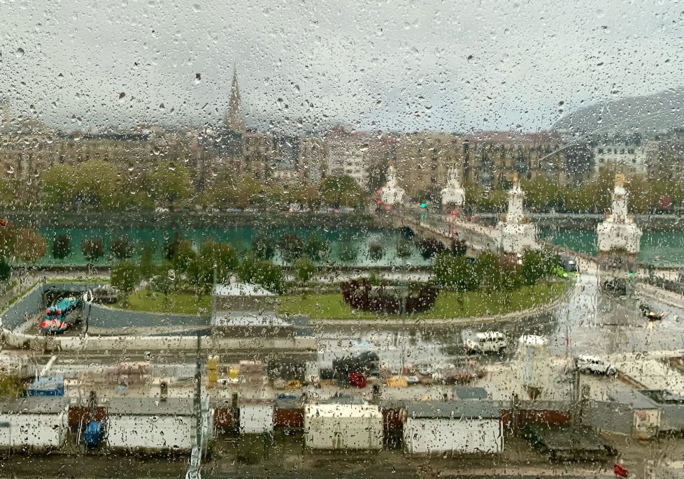 Donosti lluviosa desde  Tabakalera 