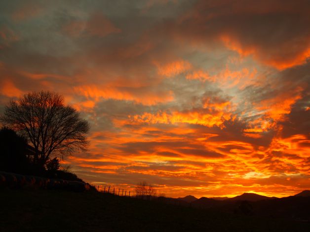Llamas de fuego en el cielo