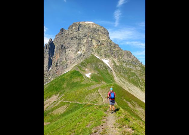 Mendi \"Kolosal\" baten aurrean Midi