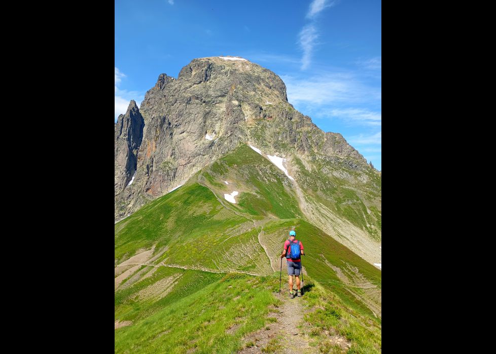 Mendi \"Kolosal\" baten aurrean Midi