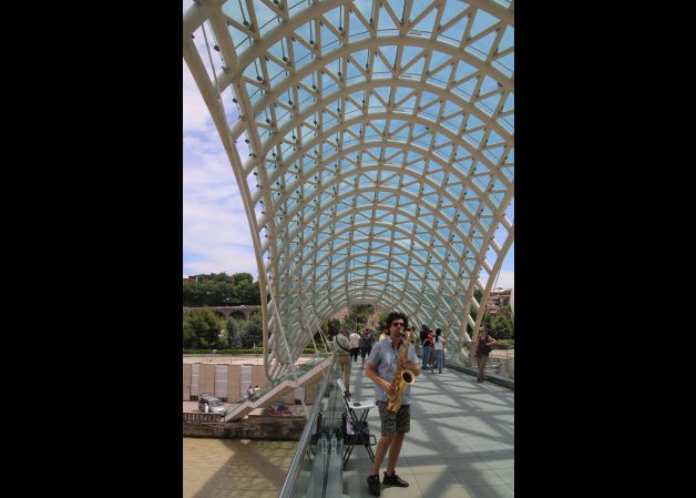 Músico en el Puente de la Paz