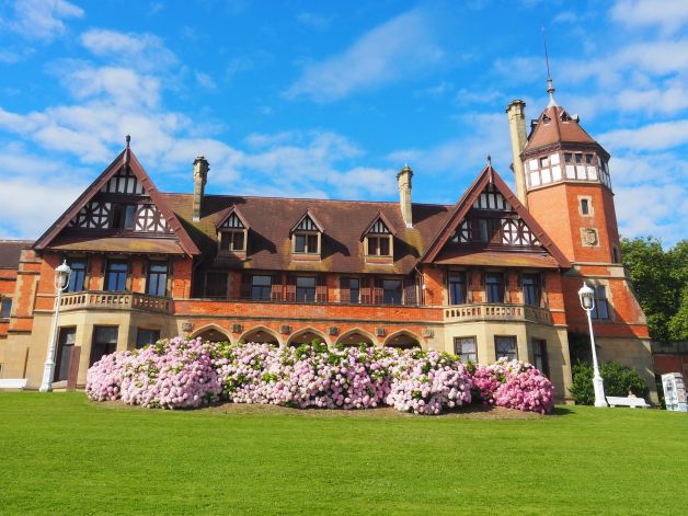 Palacio Miramar entre flores