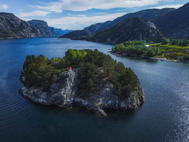 Pequeña isla con faro en fiordos Noruegos