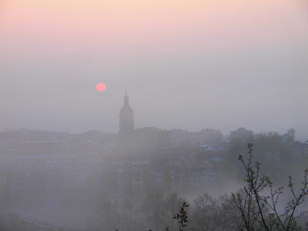 El sol rojo en la niebla