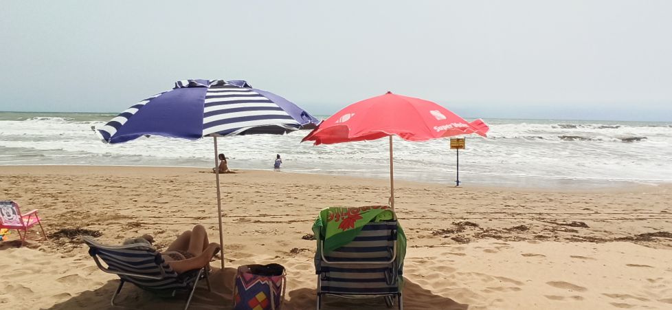 Sombrillas y playa