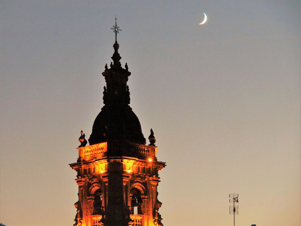 La torre iluminada y la luna