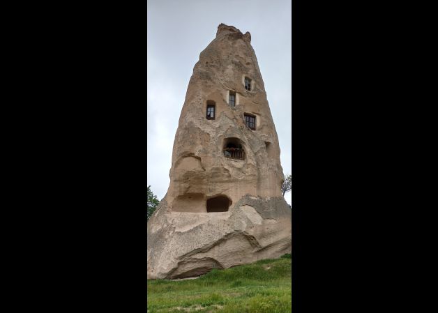 Una casa en el interior de una roca