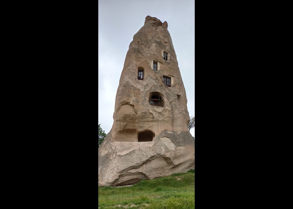 Una casa en el interior de una roca