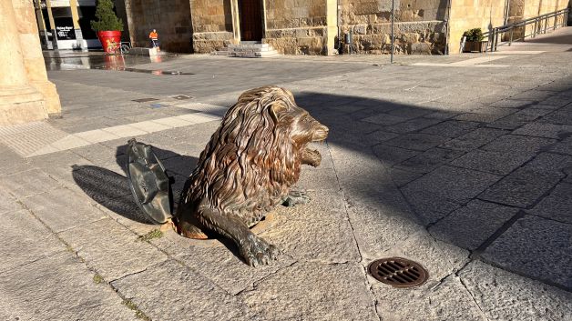 Alcantarilla con León.