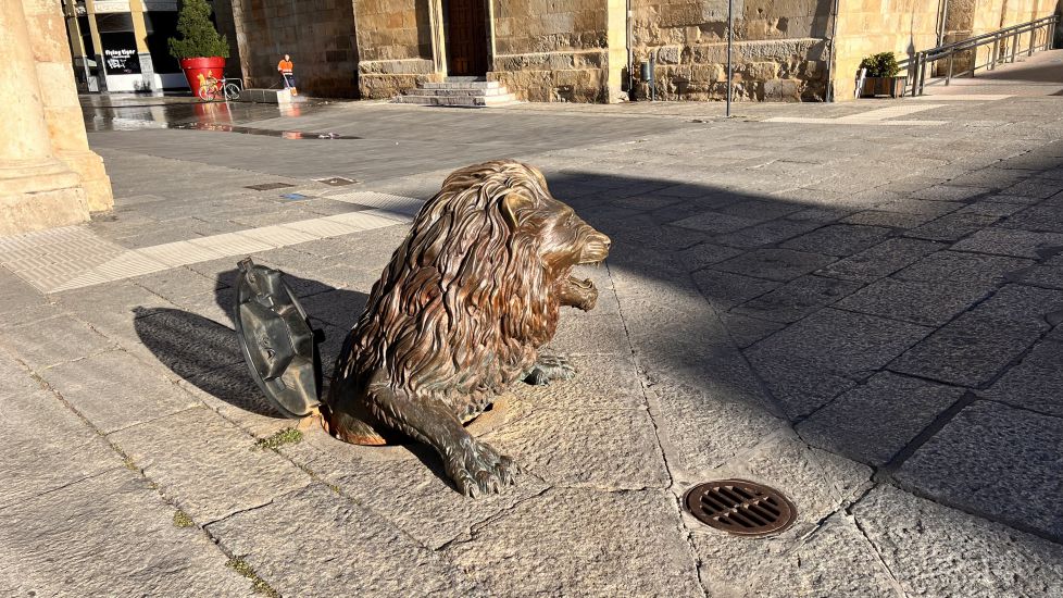 Alcantarilla con León.