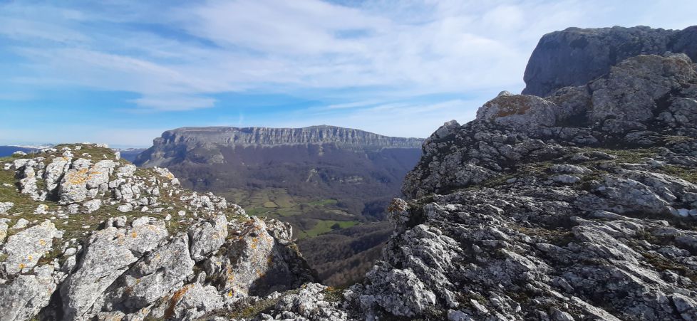 Asomándose Beriain.